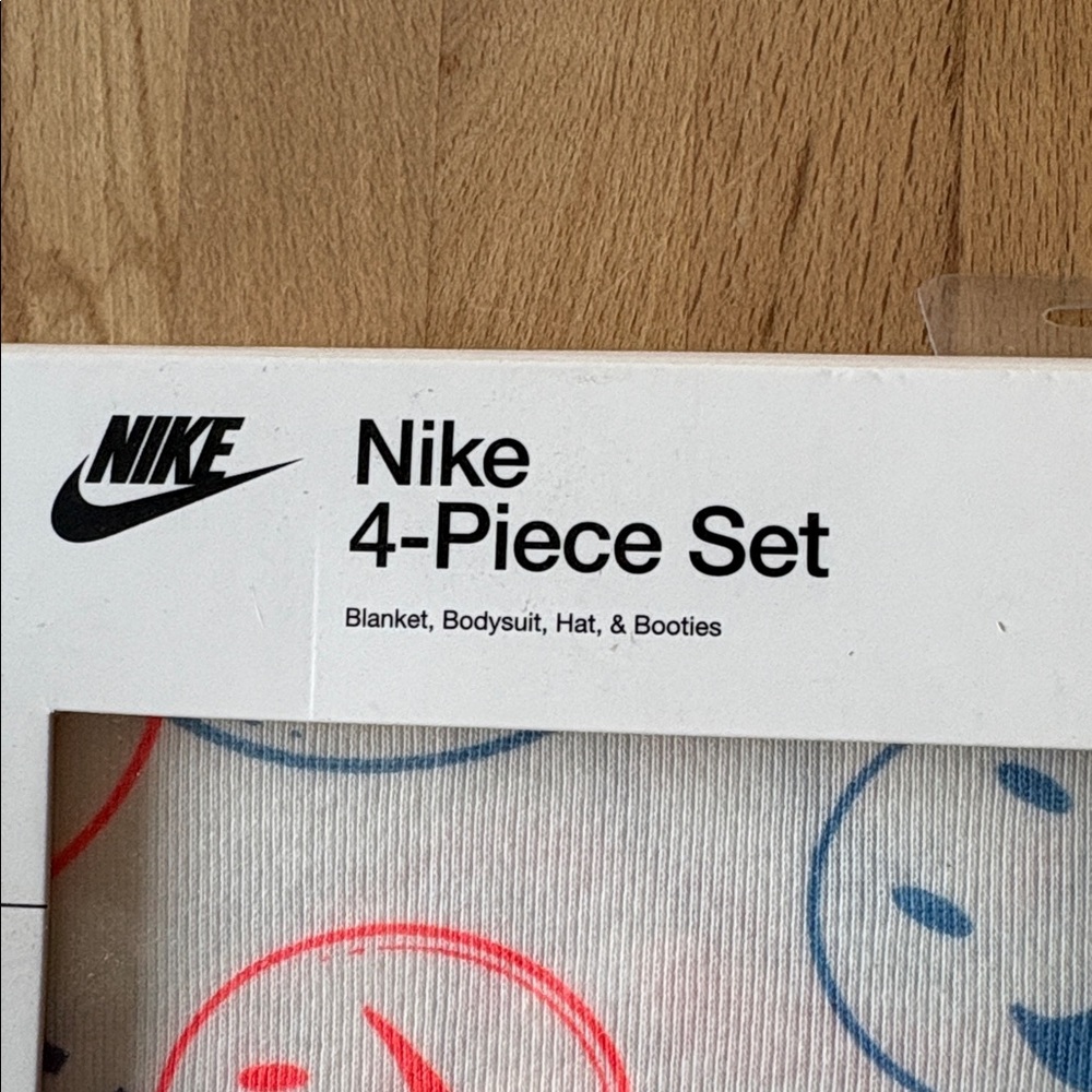 Nike 4-Piece baby gift set - Picture 3 of 4